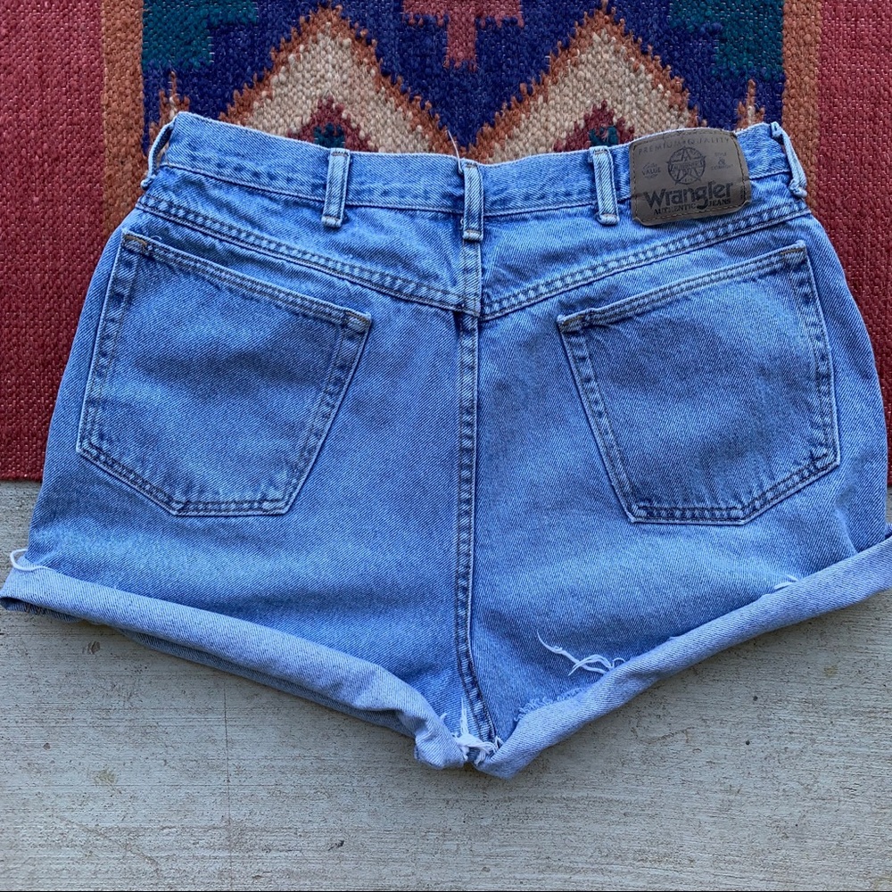 Wrangler • High waisted cut off shorts. Size 33 - Picture 2 of 6
